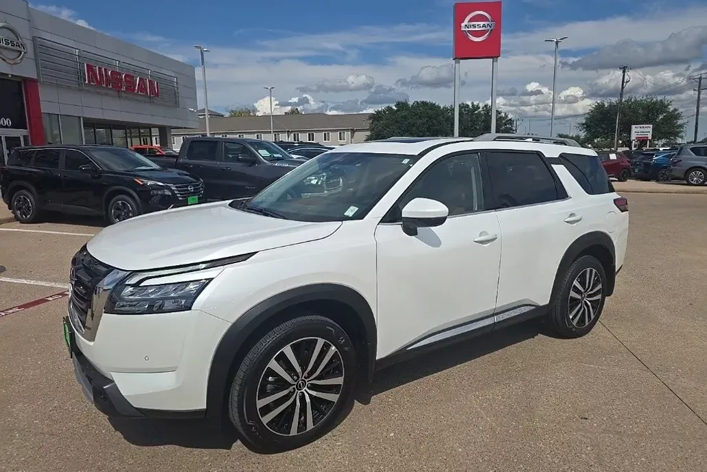 2025 Nissan Pathfinder Platinum photo 1