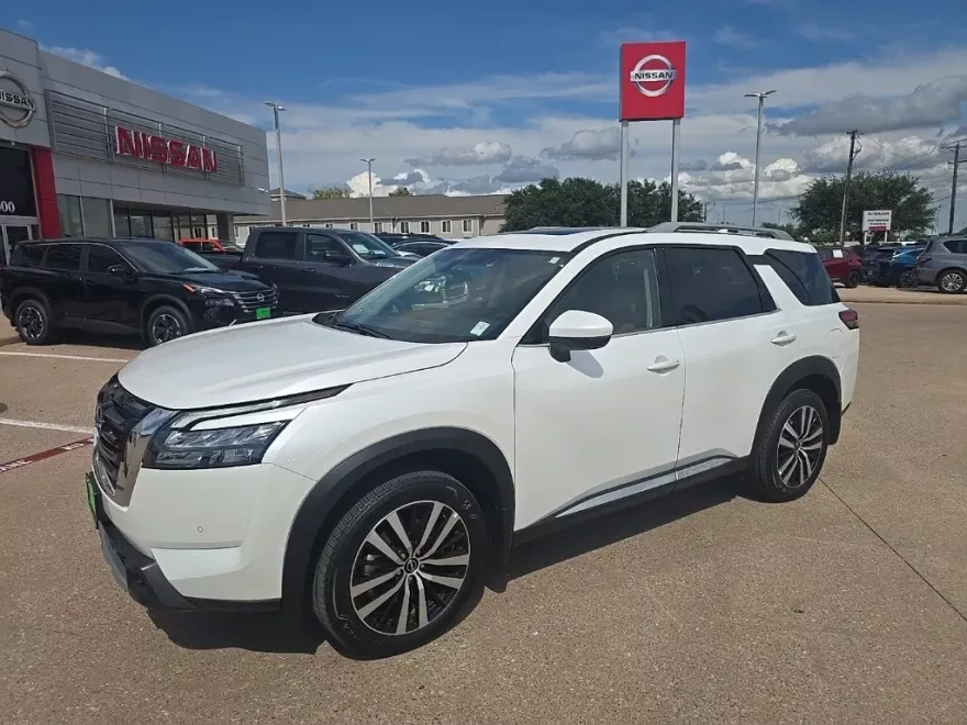 2025 Nissan Pathfinder Platinum photo 1