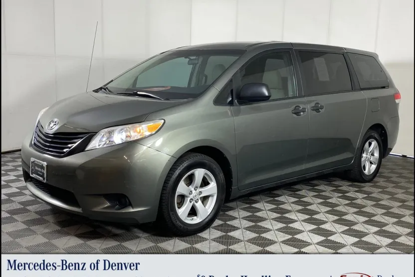 2011 Toyota Sienna photo 1