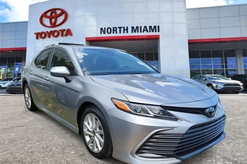 2023 Toyota Camry LE photo 1