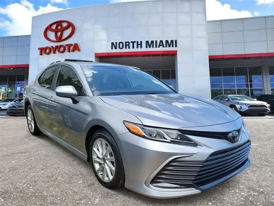 2023 Toyota Camry LE photo 1