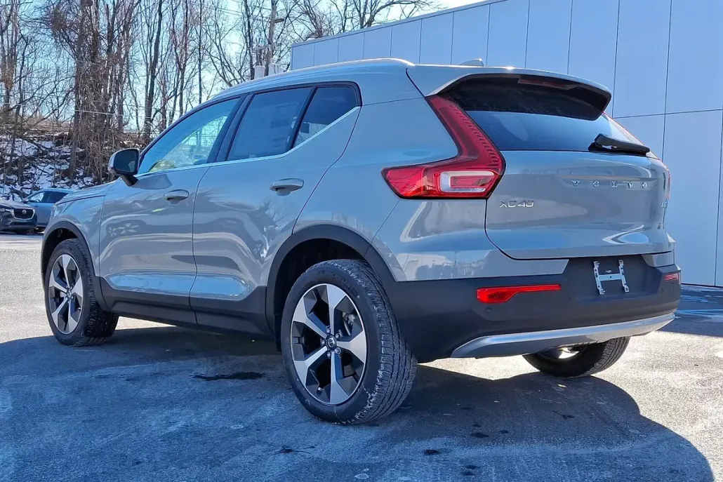 2025 Volvo XC40 Core photo 1