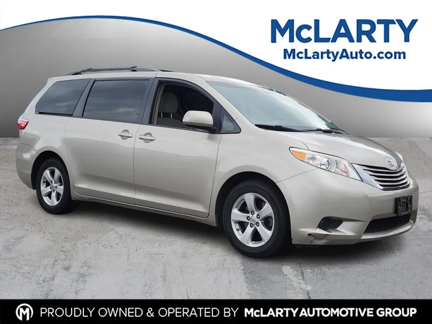 2015 Toyota Sienna LE photo 1