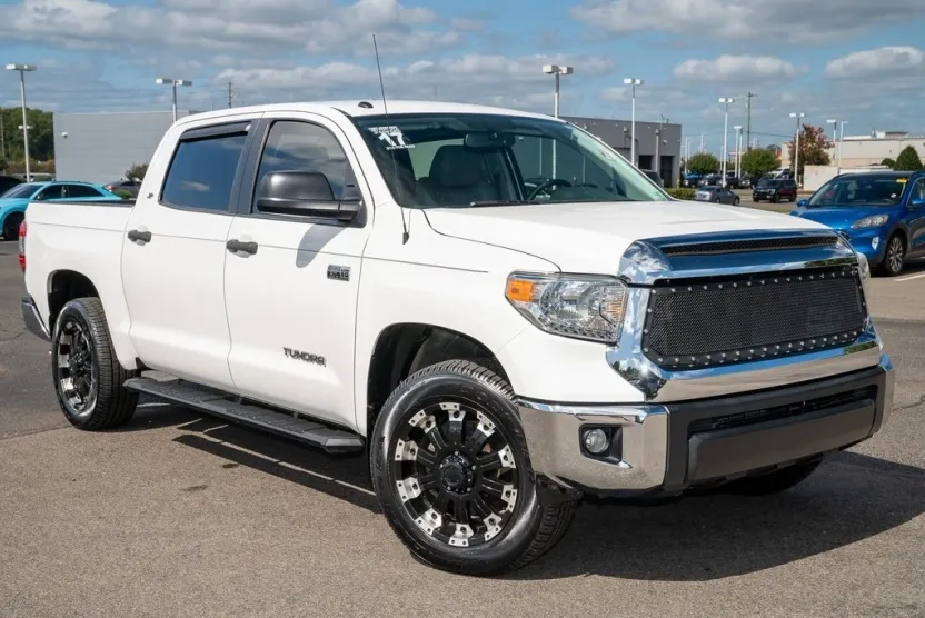 2017 Toyota Tundra CrewMax photo 1