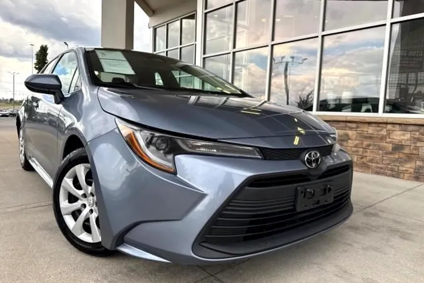 2023 Toyota Corolla LE photo 1