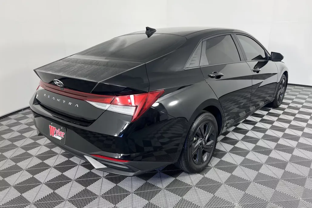 2023 Hyundai Elantra SEL photo 1