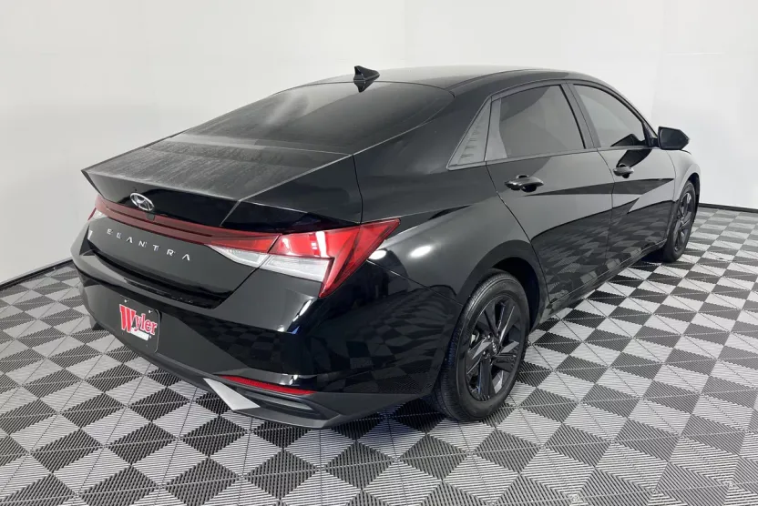 2023 Hyundai Elantra SEL photo 1