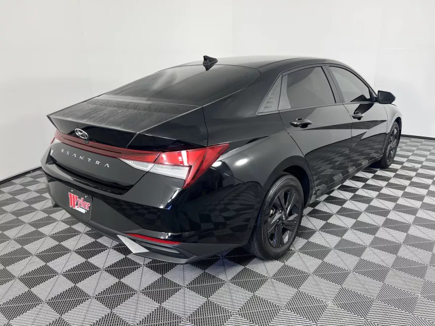 2023 Hyundai Elantra SEL photo 1
