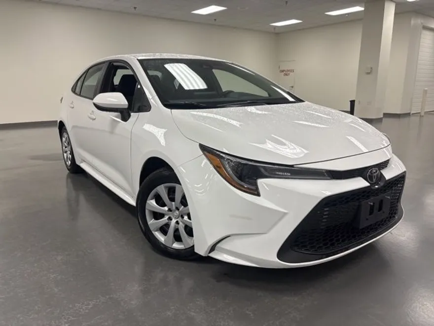 2022 Toyota Corolla LE photo 1