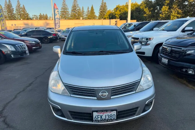 2009 Nissan Versa 1.8 S photo 1