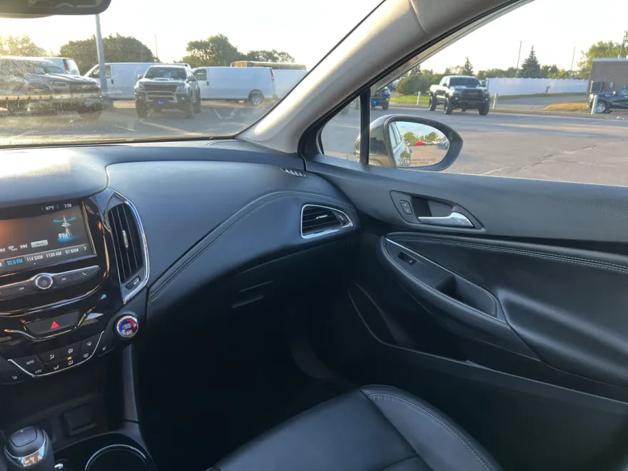 2017 Chevrolet Cruze Premier photo 1