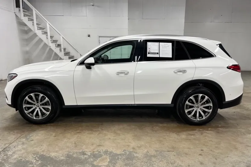 2024 Mercedes Benz GLC 300 photo 1