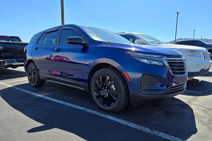 2023 Chevrolet Equinox LS photo 1