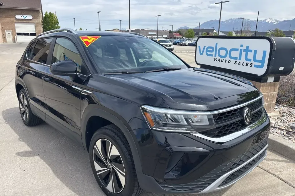 2024 Volkswagen Taos SE photo 1