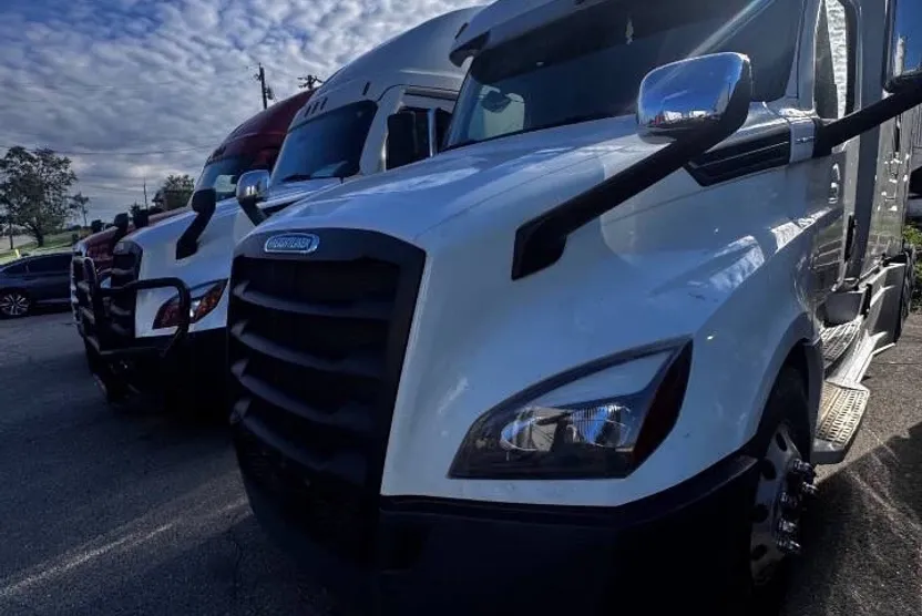 2020 Freightliner Cascadia 126" Sleeper Cab photo 1