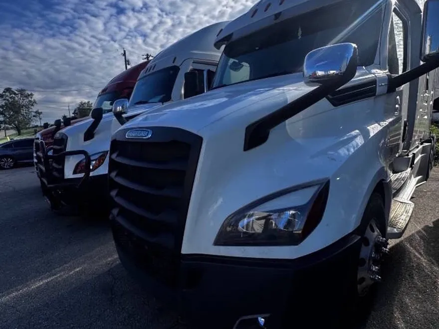 2020 Freightliner Cascadia 126" Sleeper Cab photo 1