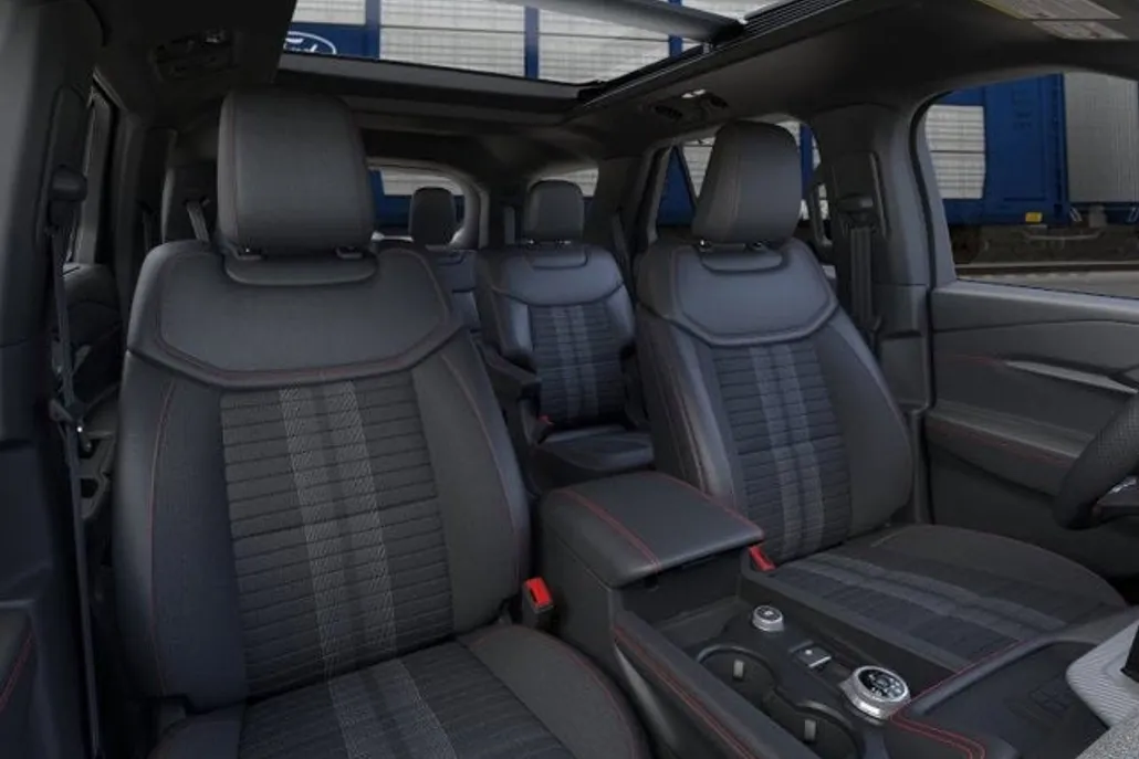 2025 Ford Explorer ST-Line photo 1