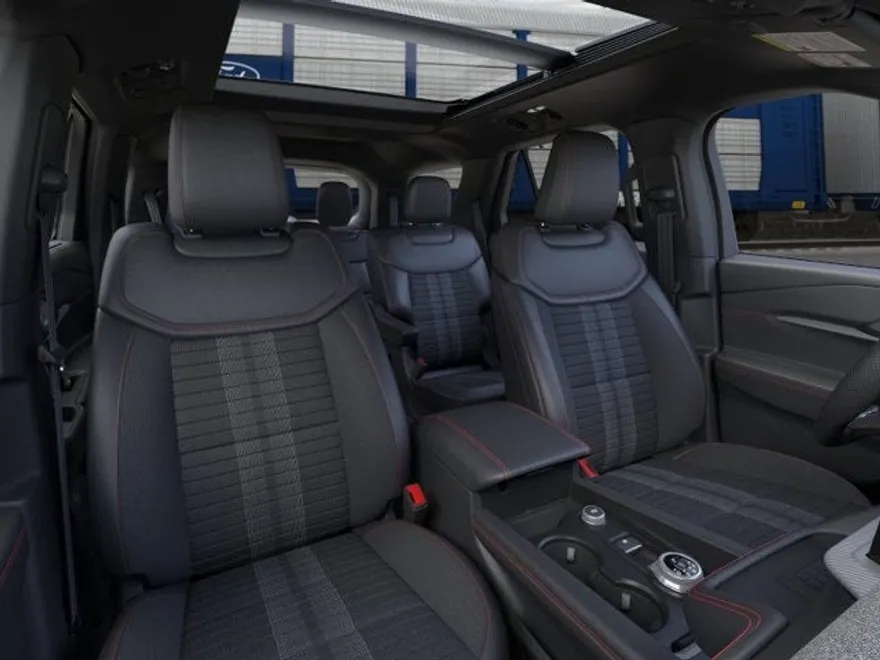 2025 Ford Explorer ST-Line photo 1