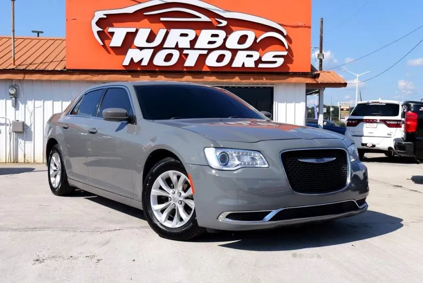 2019 Chrysler 300 Touring photo 1