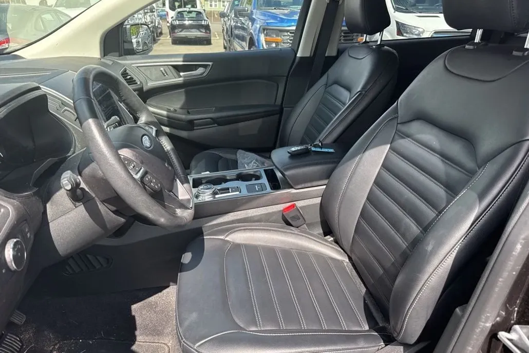 2022 Ford Edge SEL photo 1