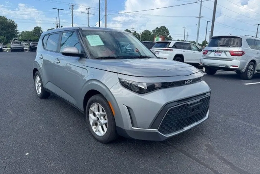 2024 Kia Soul LX photo 1