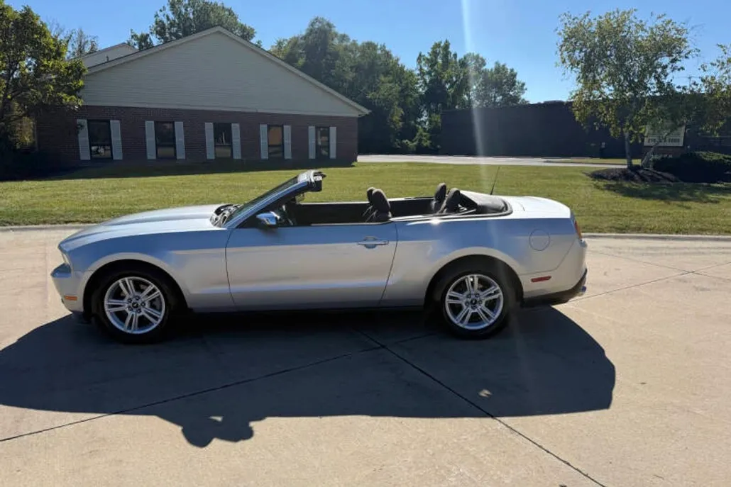 2012 Ford Mustang V6 photo 1
