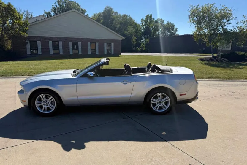 2012 Ford Mustang V6 photo 1