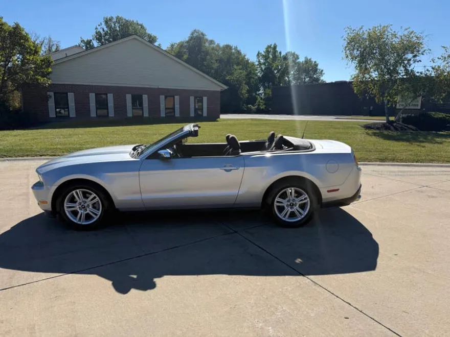 2012 Ford Mustang V6 photo 1