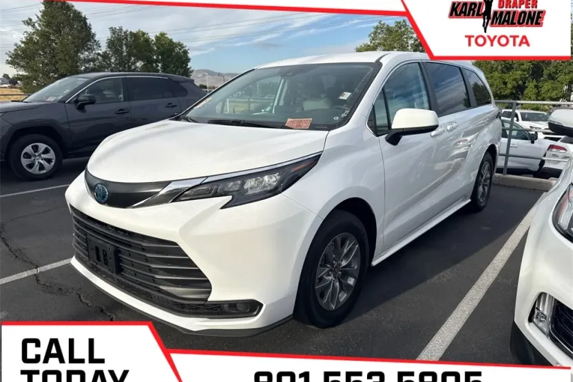 2024 Toyota Sienna LE photo 1