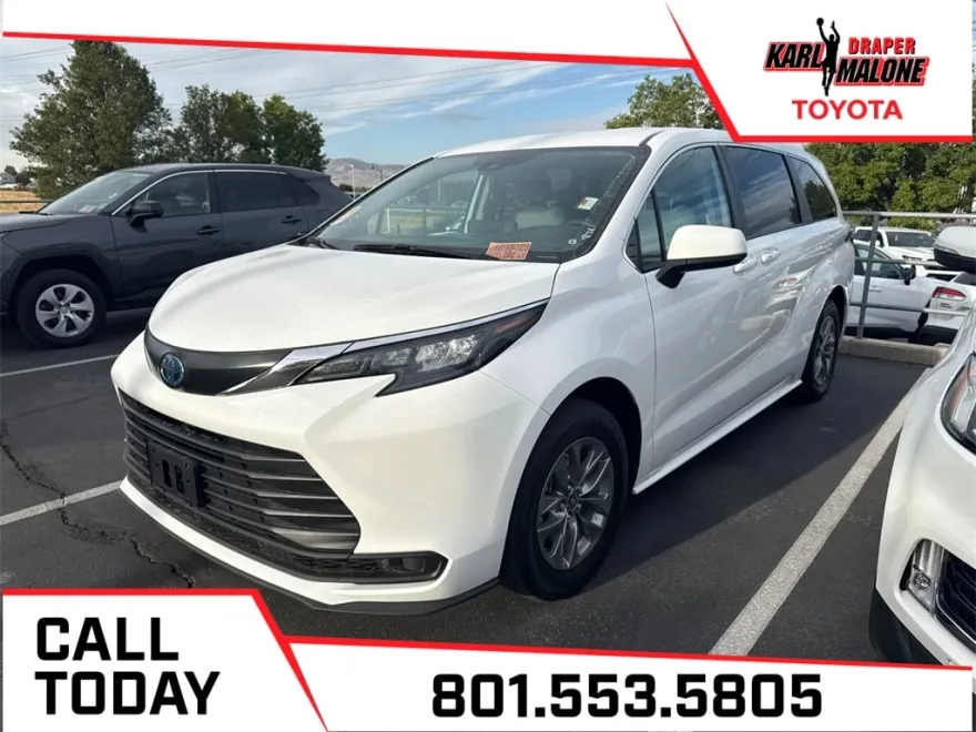 2024 Toyota Sienna LE photo 1