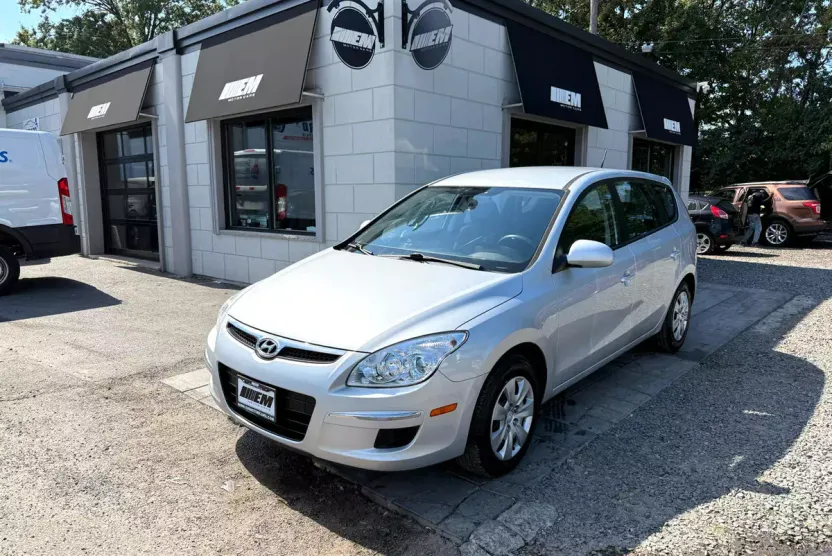 2011 Hyundai Elantra Touring GLS photo 1