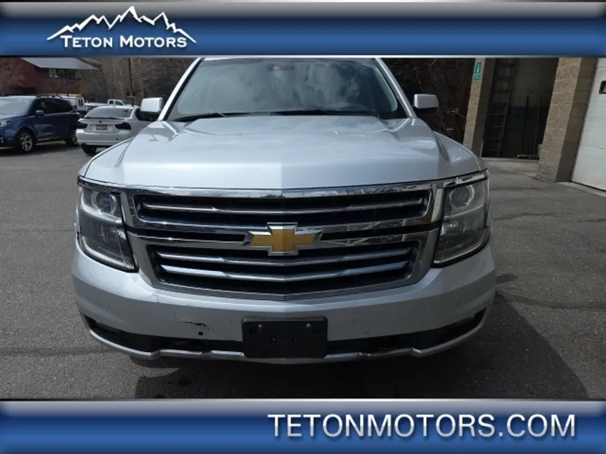 2016 Chevrolet Suburban LT photo 1