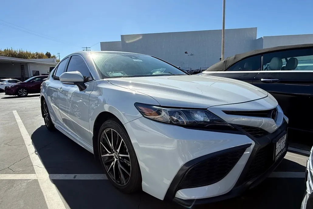 2024 Toyota Camry SE photo 1