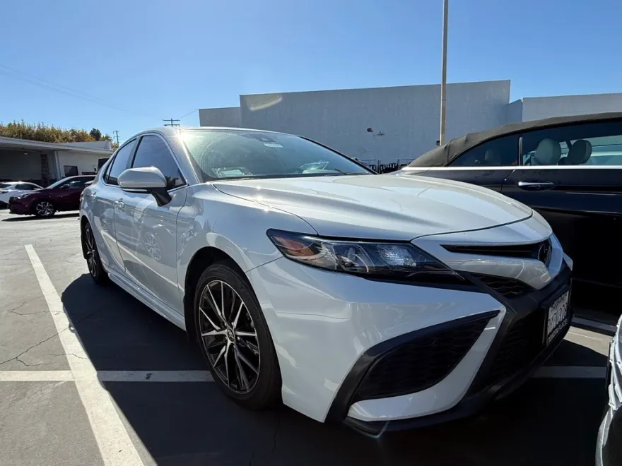 2024 Toyota Camry SE photo 1