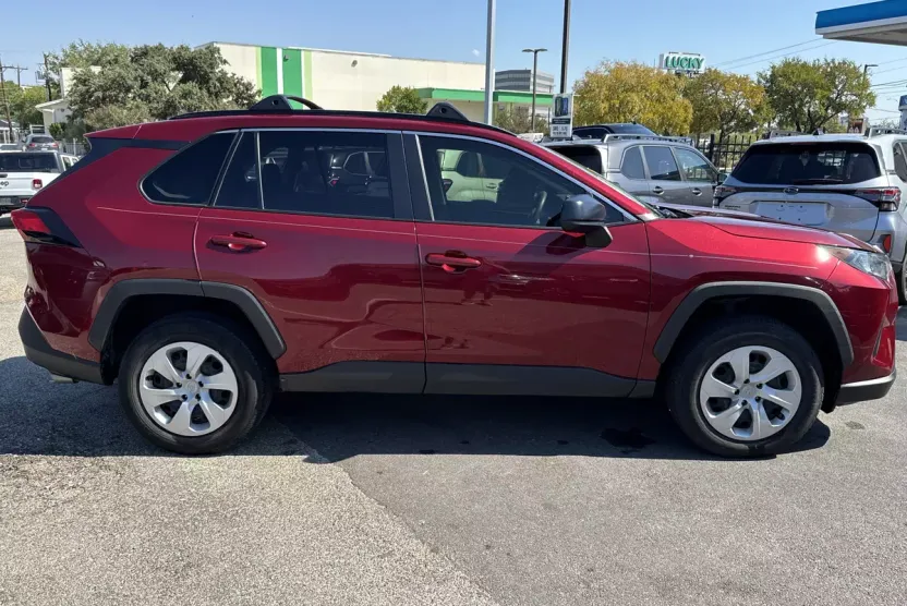 2019 Toyota RAV4 LE photo 1