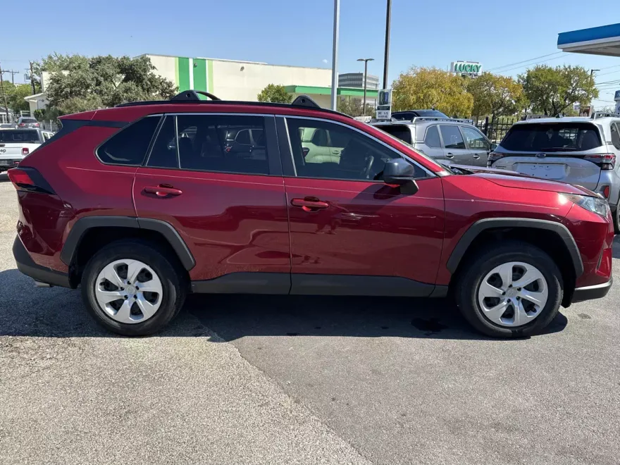 2019 Toyota RAV4 LE photo 1