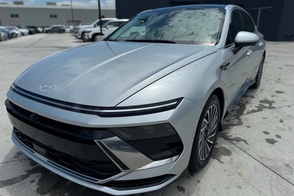 2025 Hyundai Sonata Hybrid Limited photo 1