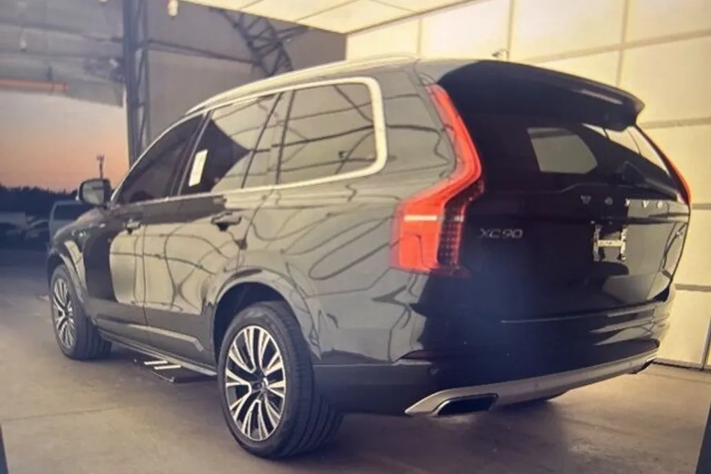 2021 Volvo XC90 T6 Momentum photo 1