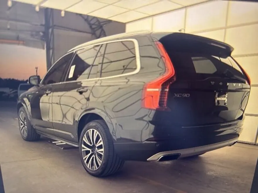 2021 Volvo XC90 T6 Momentum photo 1