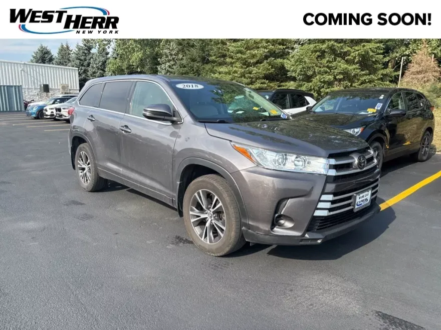 2018 Toyota Highlander LE photo 1