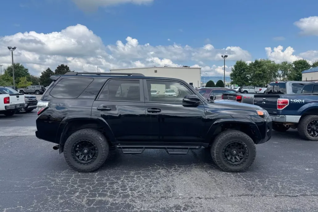 2022 Toyota 4Runner TRD Off-Road Premium photo 1