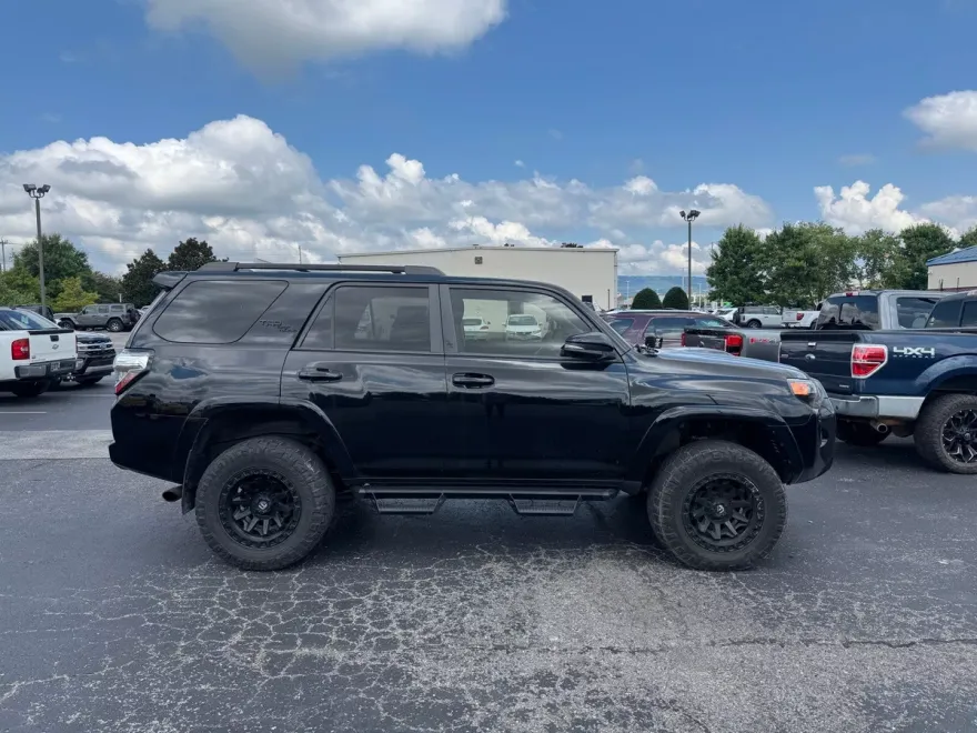 2022 Toyota 4Runner TRD Off-Road Premium photo 1