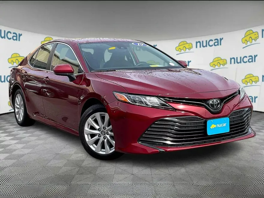 2019 Toyota Camry LE photo 1