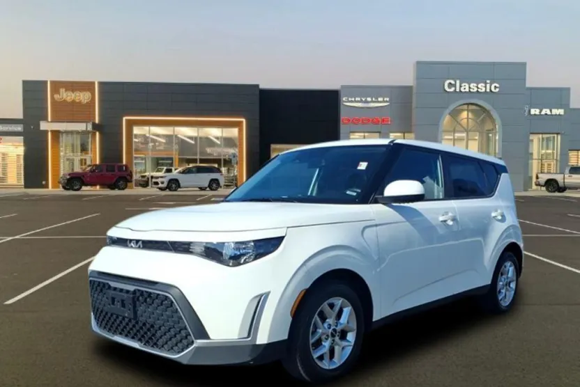 2023 Kia Soul LX photo 1