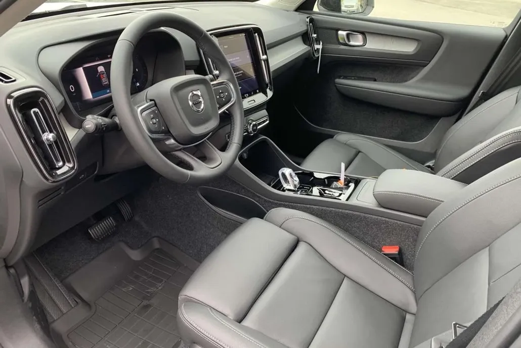 2025 Volvo XC40 AWD Plus photo 1