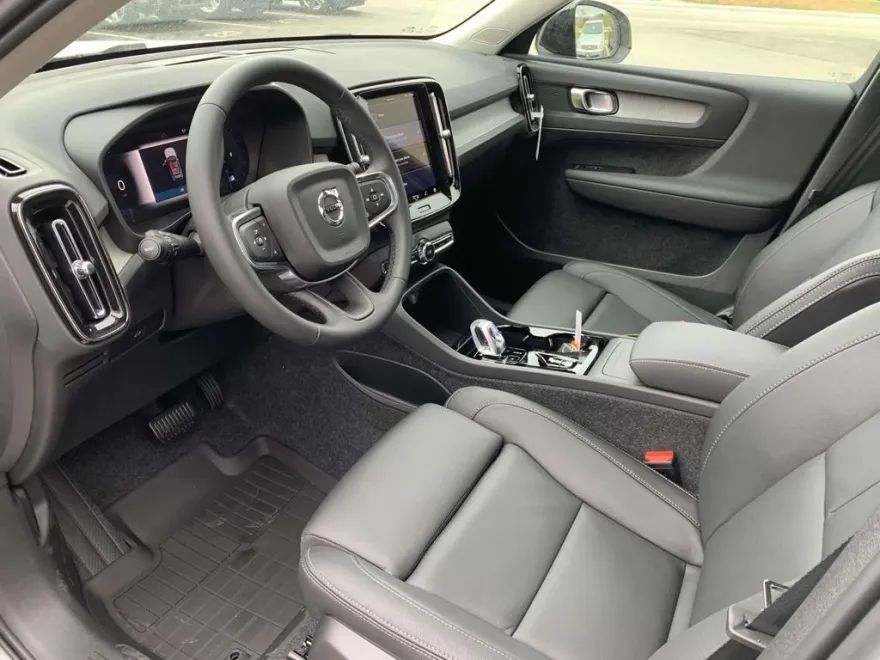 2025 Volvo XC40 AWD Plus photo 1