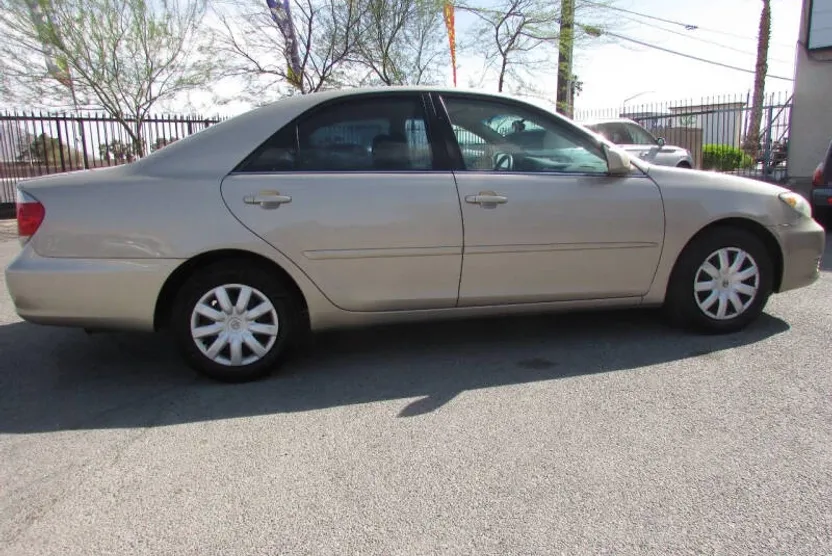 2005 Toyota Camry LE photo 1