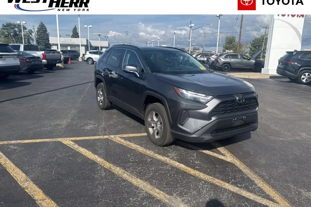 2022 Toyota RAV4 XLE photo 1