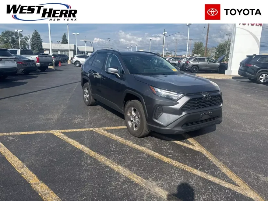 2022 Toyota RAV4 XLE photo 1