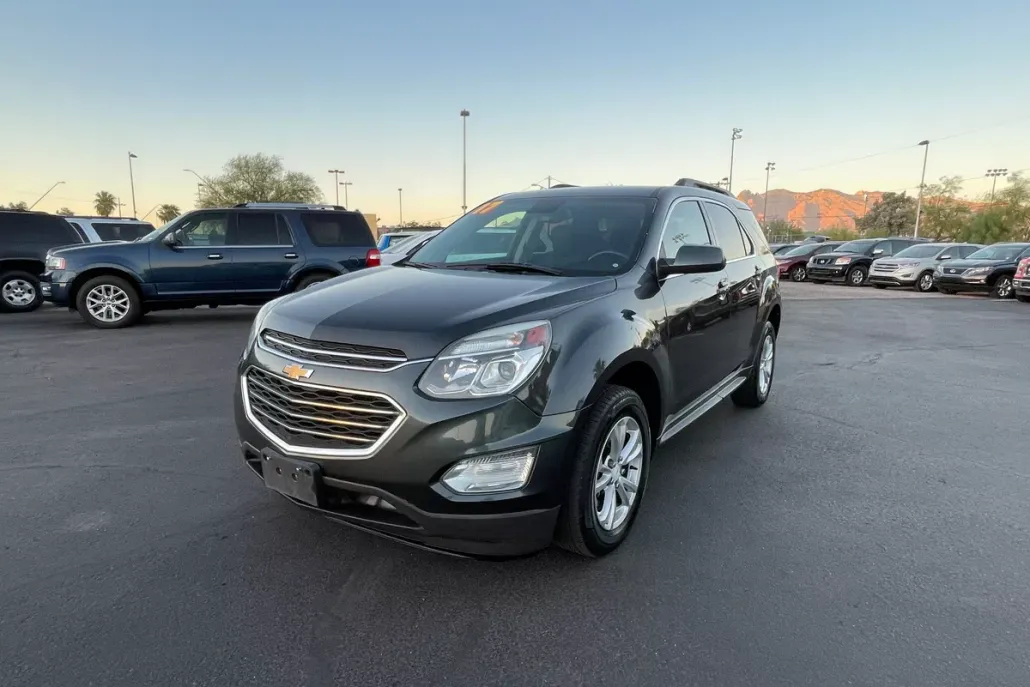 2017 Chevrolet Equinox LT photo 1